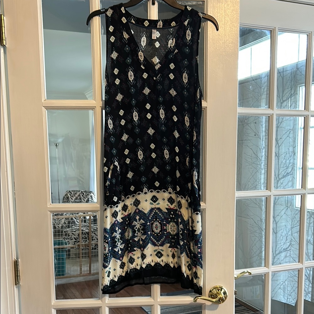 Sleeveless Black and White Patterned Dress